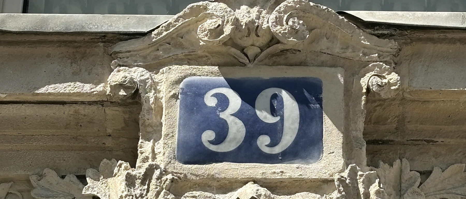 Plaque du 39 rue La Fayette sur la façade de l'immeuble du cabinet